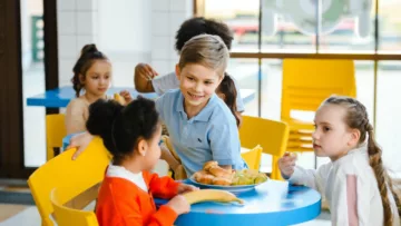 Un élève casse une assiette à la cantine, le collège envoie une facture de 3,28 euros aux parents